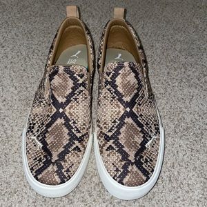Women Puma slip on sneakers